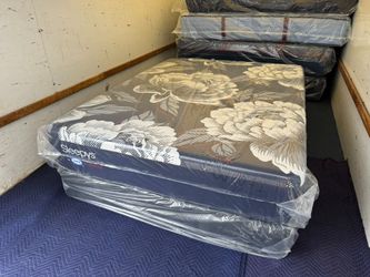 Like New! Sleepy's Queen Mattress - Delivery Available