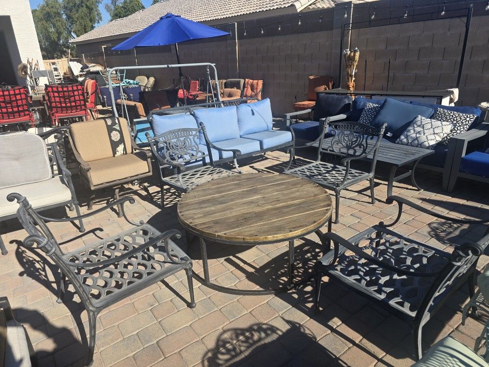 $700  BEAUTIFUL PATIO HANAMINT 4 BIG CHAIRS AND TABLE 