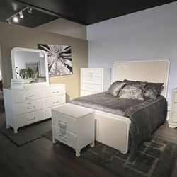 Queen Bed, Dresser, Mirror And Nightstand 