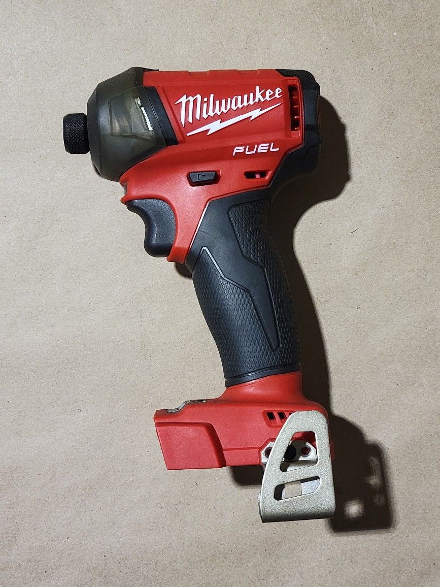 Milwaukee

M18 Fuel Surge 18-Volt Lithium-Ion Brushless Cordless 1/4 in. Hex Impact

