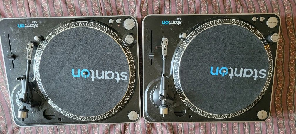 2 Stanton T.52 Turntables