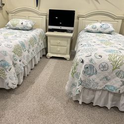 2 Twin Beds And Nite Table Broyhill One Twin Has Adjustable Base Bed Has Nite Light And Goes Up & Down