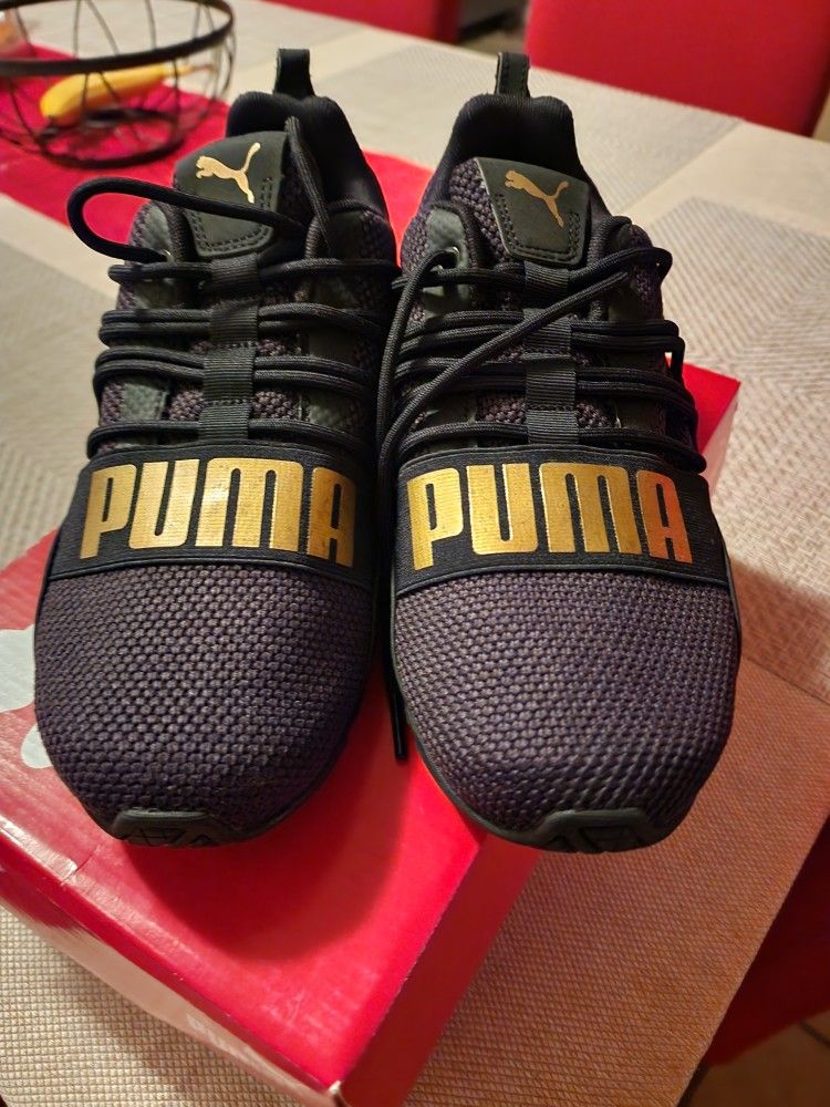 Black/gold Pumas