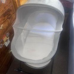 baby rocking bassinet with canopy good condition folds for easy travel . good for parks beach. Has net screen to keep flies and bugs away . Pick up el