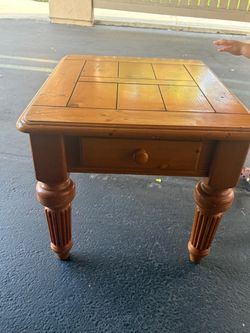 Vintage/Traditional Wooden End Table with Drawer