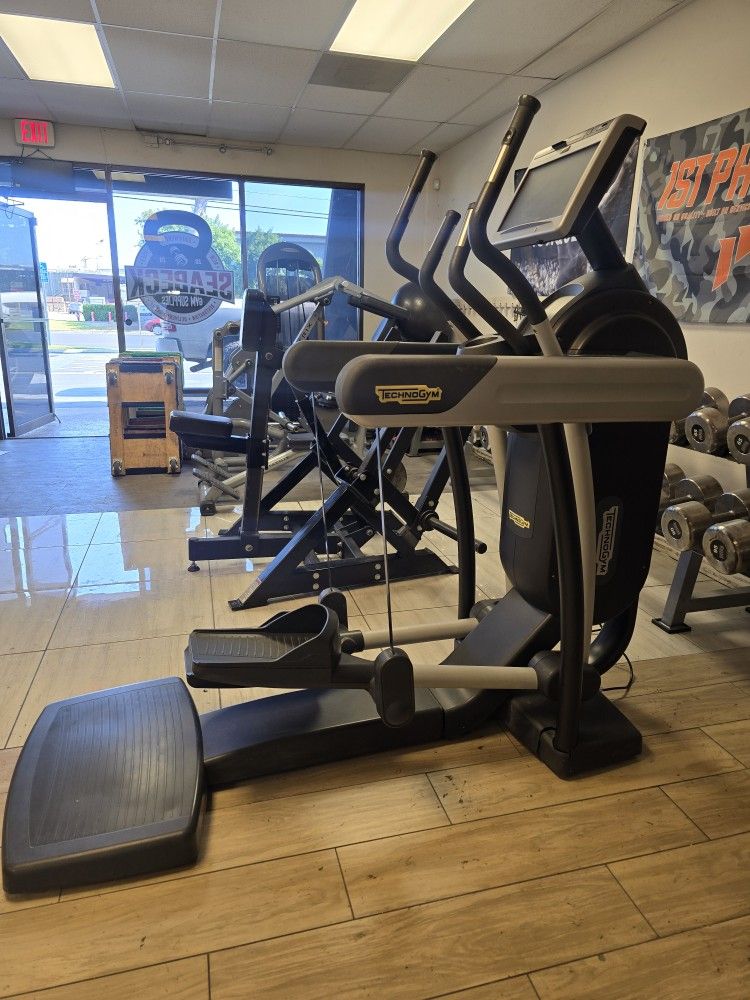 Technogym Elliptical Commercial Gym Equipment Cardio Workout Exercise Fitness Machine