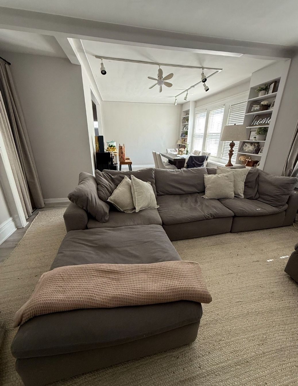 Large Fluffy SECTIONAL in GRAY 🩶🩶