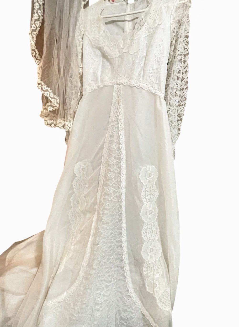 1960 Or 70’s White Lace Wedding Dress With Lace Veil Size A