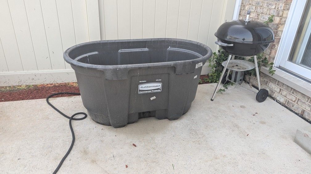 100 gallon Rubbermaid Tub