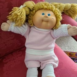 Original CABBAGE PATCH DOLL GIRL 1985 with original clothes and diaper. 