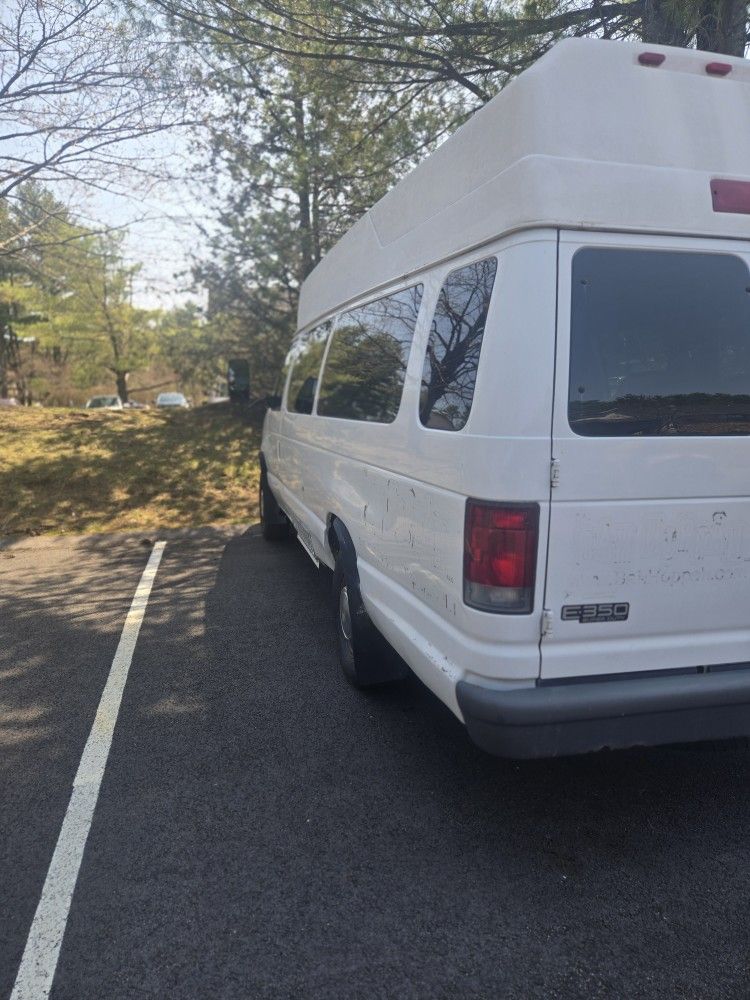 2004 Ford E-350