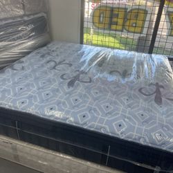 KING SIZE STEARNS & FOSTER ESTATE PILLOW TOP MATTRESS & BOX SPRINGS BED SET