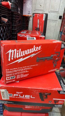 Milwaukee M12 Cordless Caulk and Adhesive Gun
