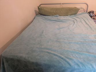 Queen bed with pillows and sheets