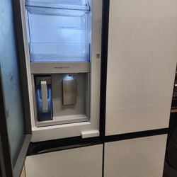 New Bespoke Refrigerator 4 Door With Beverage Center 