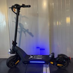 Dual-motor dual-battery high-speed electric scooter