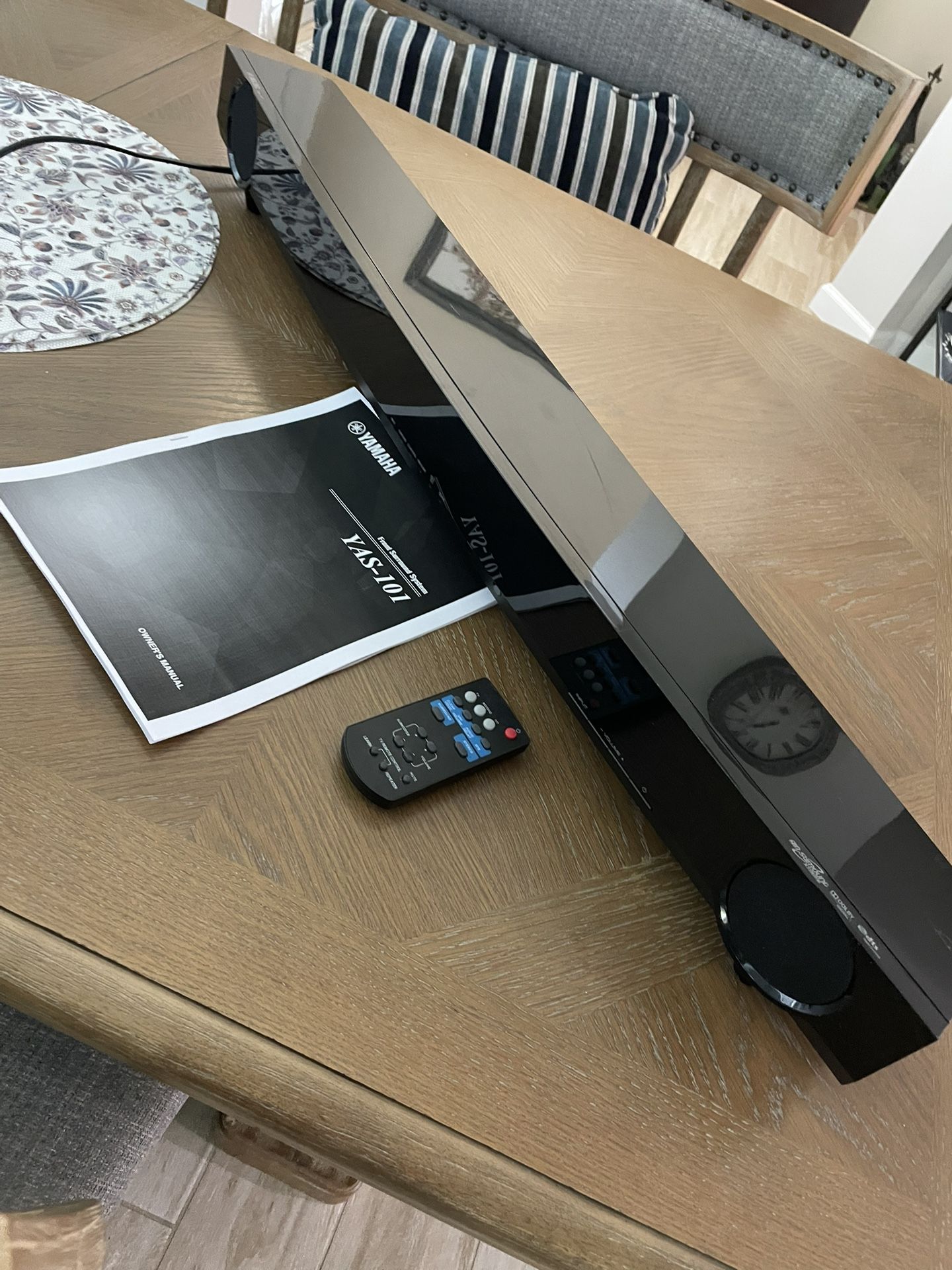 Yamaha YAS-101 slim high-quality surround sound bar from a single unit w/built-in subwoofers