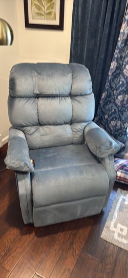 Golden Technologies "Cambridge" Power Lift Chair Recliner - Med/Large (Cash Only)