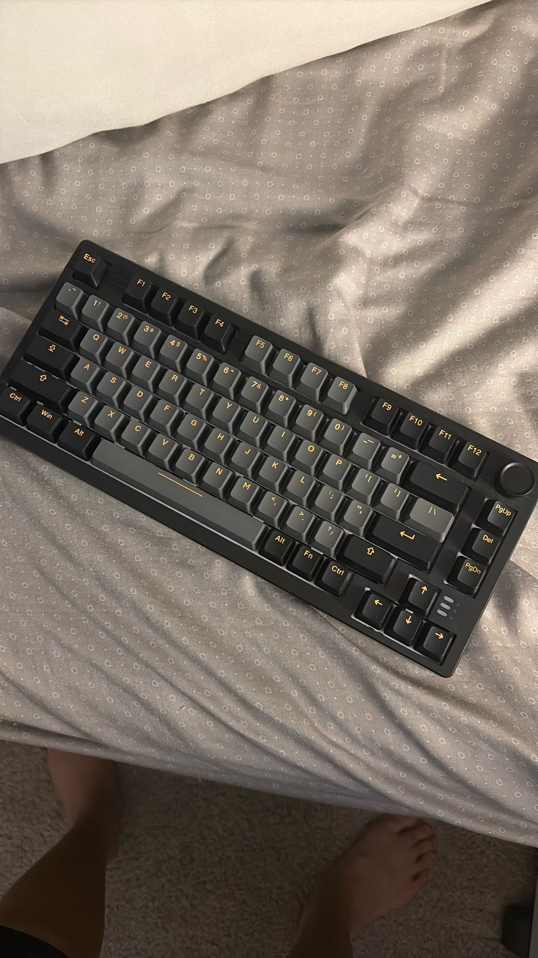 MECHANICAL KEYBOARD (WIRELESS CONNECTION)