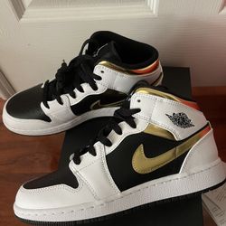 Jordan 1 Mid Black White Gold