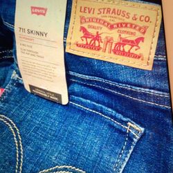 LEVI STRAUSS & CO. "711" SKINNY DENIM JEANS