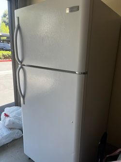 Frigidaire Apartment Size Refrigerator 18 Cuf ft