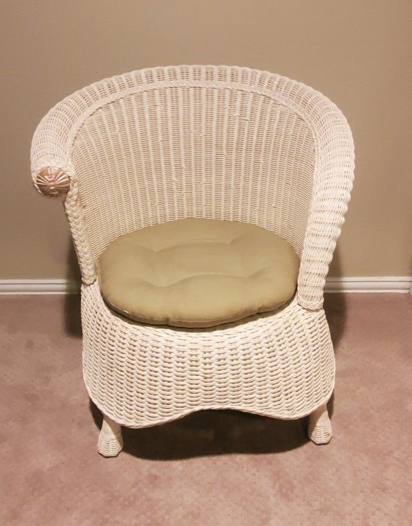 Pier One - Jamaica Collection - Asymmetrical Arm Chair - Rattan (White) w/ Seat Cushion (Green) (Seat Height: 16" x Seatback: 31" x Seat Width: 19" x 