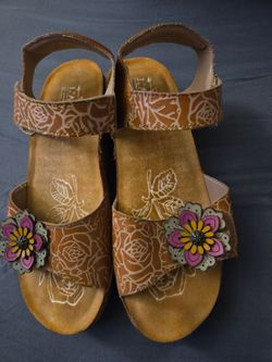 Lartiste womens Spanish leather and  hand painted in Spain wedges size 7.5