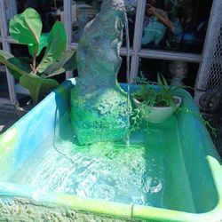 HELLO.  I GOT THIS BEAUTIFUL BIRD 🐦 BATH FOUNTAIN  CONCRETE  NOT TOO HEAVY