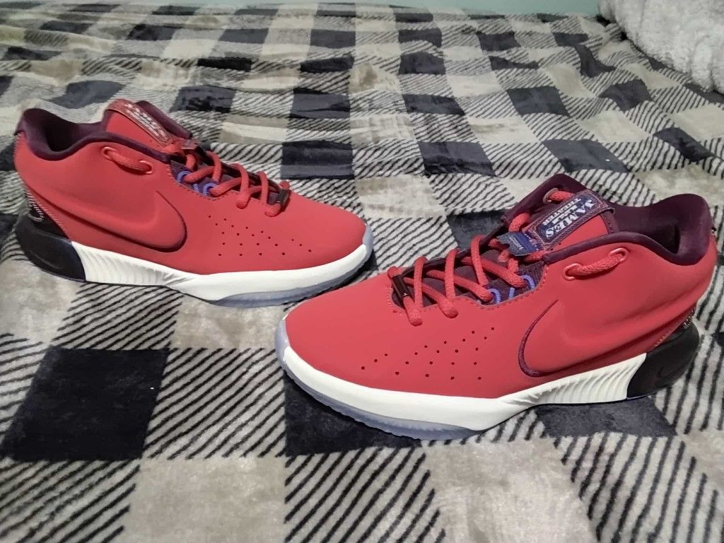 Size 5.5 Y LeBron Theaters