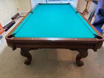 Pool table 9ft Bruinswick ( free delivery & set up & new color felt of your choice )