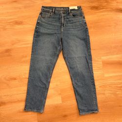 American Eagle Medium Wash Mom Jeans- women’s size 10, brand new with tags