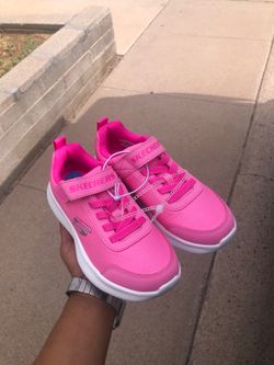 Size 2youth or 2y Skechers brand new.