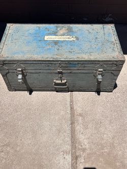 Vintage 1940s Doehler footlocker