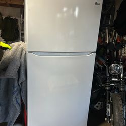 LG 20.2 Top-Freezer Refrigerator