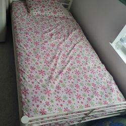 Twin bunk bed