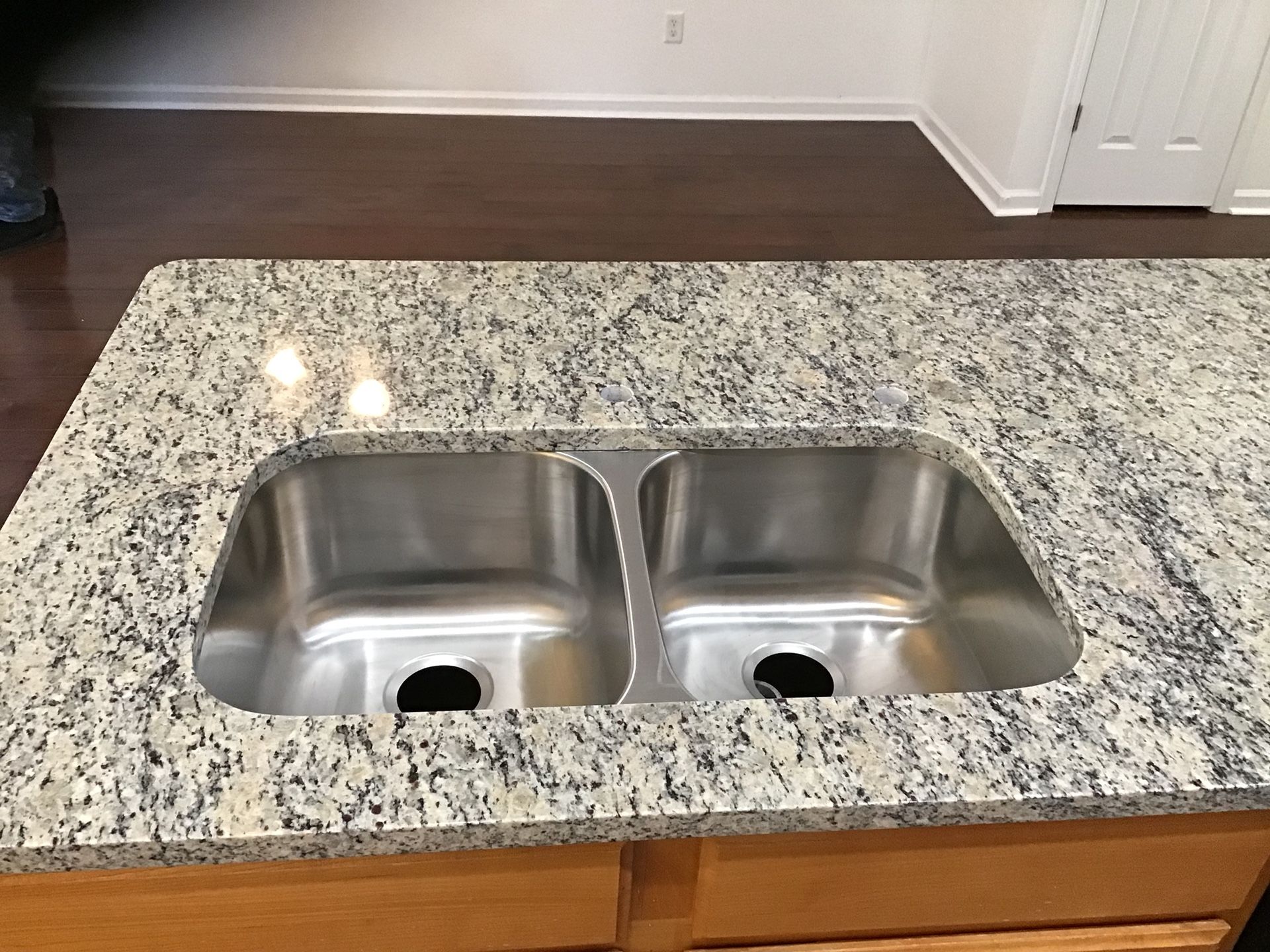 GRANITE, MARBLE, QUARTZ & CABINETS