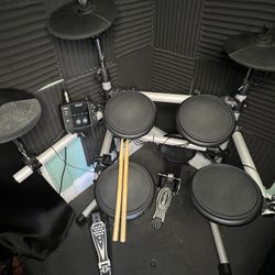 Electric Drum Set w/ Amplifier !