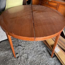 Table With 6 Chairs With Middle Extension 