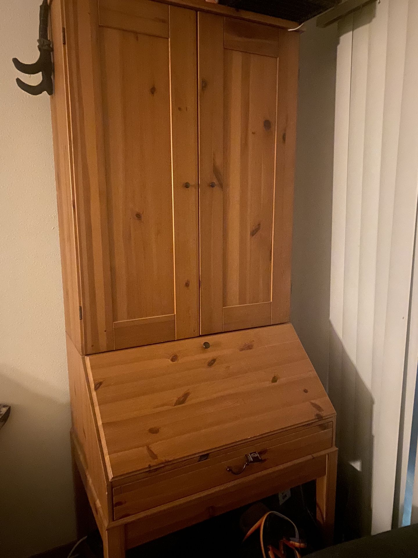 Light Weight Desk With Hutch