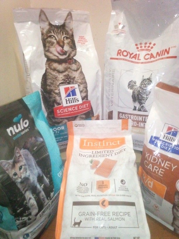 Lots Of Quality Dry Cat Food