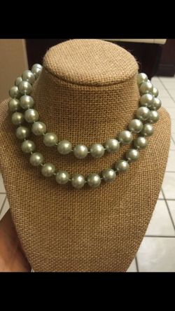 Collar de perlas verdes $5