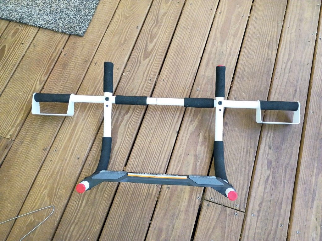 Doorway pull-up bars