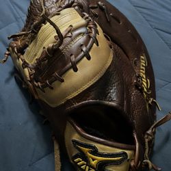 Left-Handed Throw Mizuno Soft Classic Baseball Mitt 
