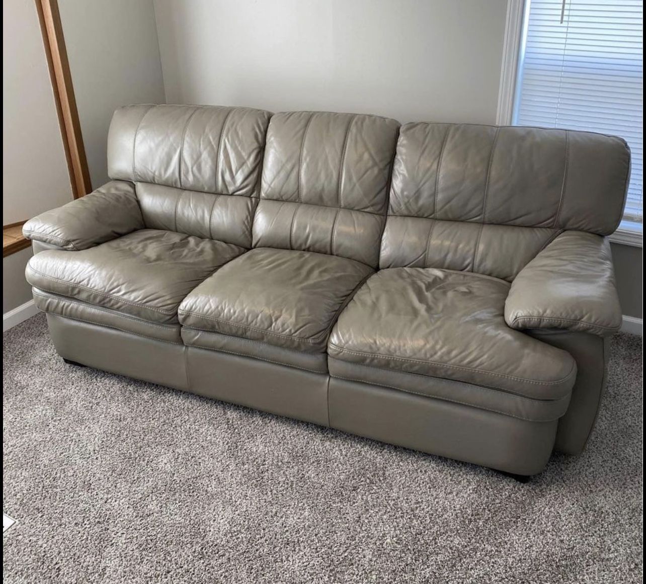 Lazy Boy Couch Free Delivery 🚚