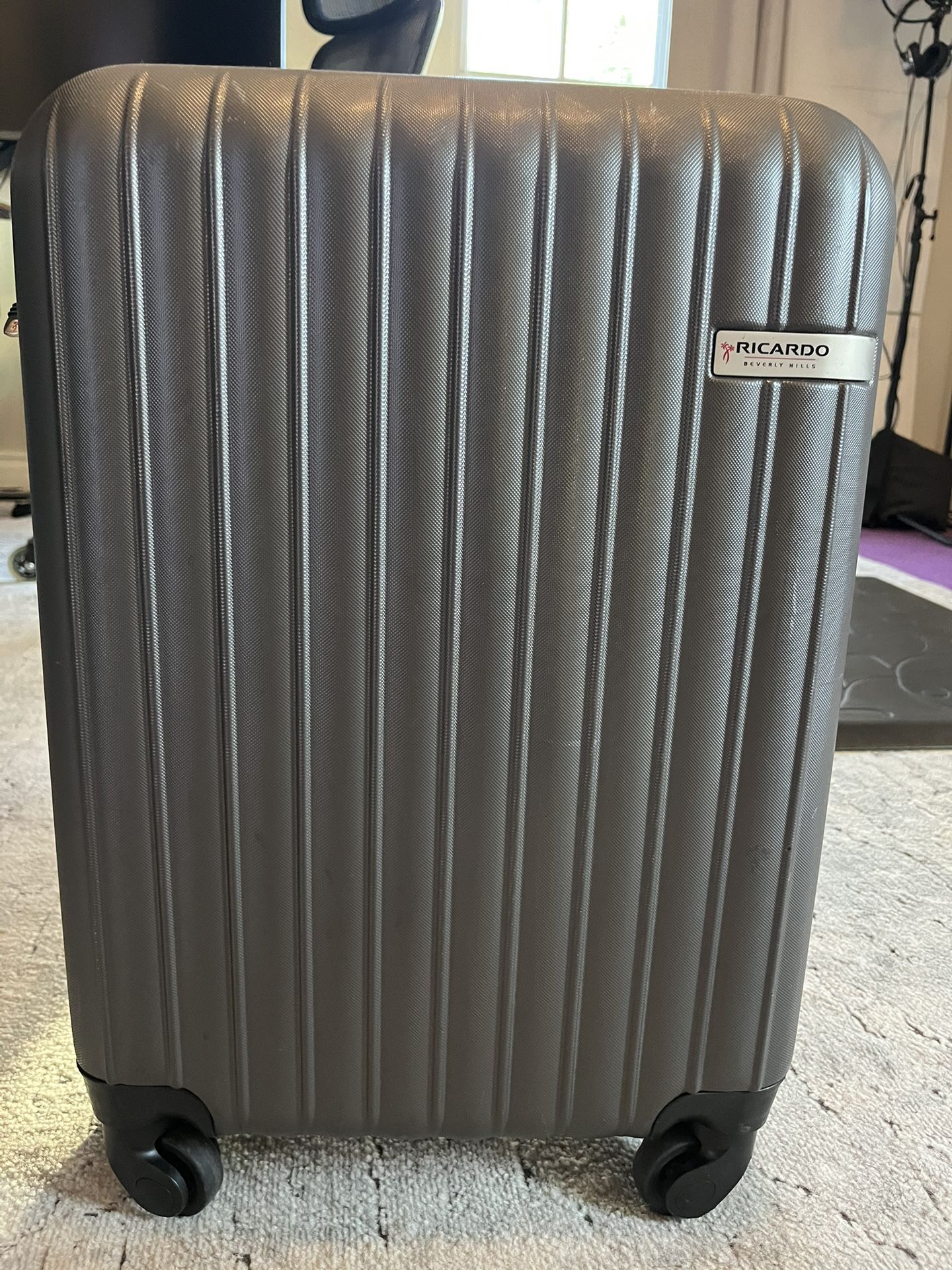 Expandable Carry-on Suitcase