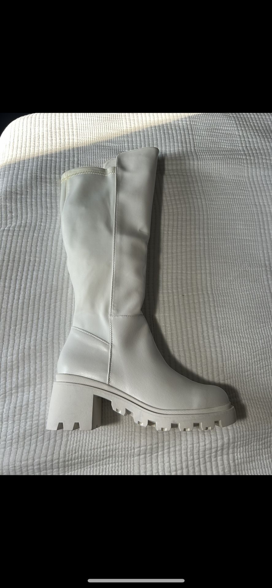 WHITE BOOTS