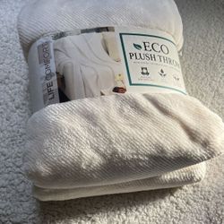 NEW Ivory And Navy Blue Plush Throw  SALE SALE $20 Each 🍀 