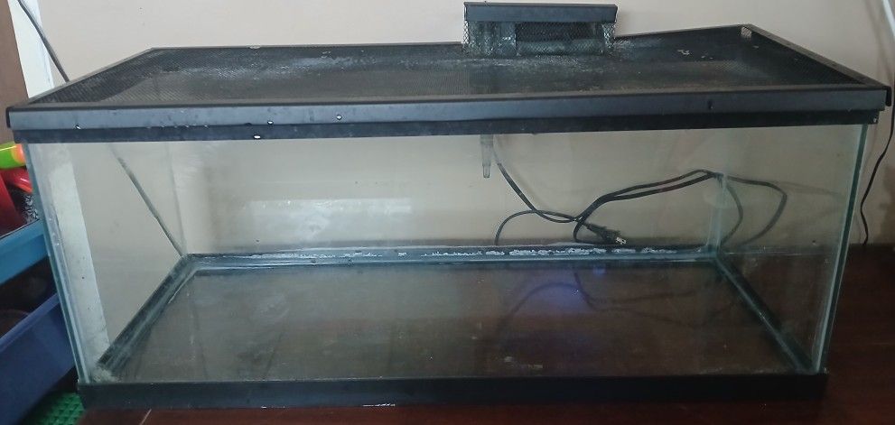 20 Gallon Tank With Lid, Pump And Light