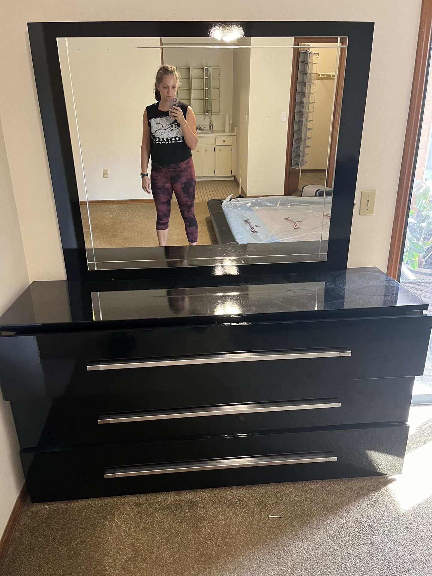 Dresser With Mirror